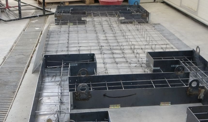 Malatya'da deprem enkazı beton yola dönüştü