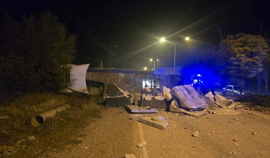 Sürgü'de Kontrolden Çıkan Tır Devrildi: Trafik Tek Şeride Düştü