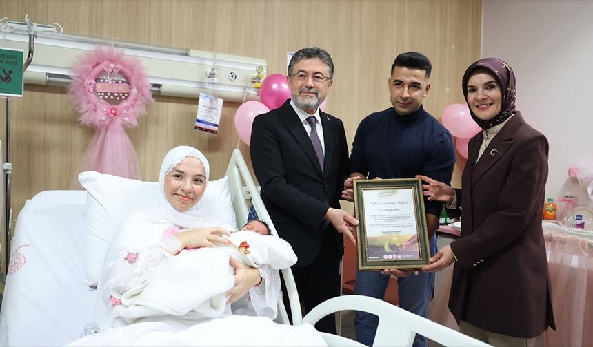 Her yeni doğan bebek ve yeni evli çift adına bir fidan