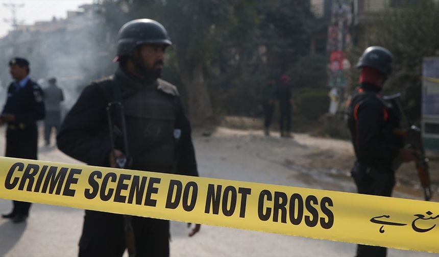 Pakistan'da mahkeme binası yakınlarında intihar saldırısında 12 kişi hayatını kaybetti
