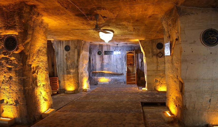 Şanlıurfa'da Tarihi Mağara Camisi 56 Yıl Sonra Yeniden İbadete Açıldı