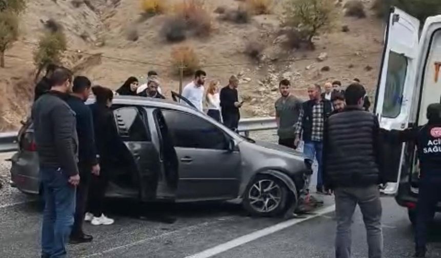 Batman’da trafik kazası: Sürücü bariyerlere çarpan araçta sıkıştı