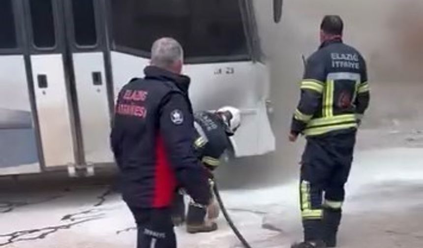 Elazığ'da park halindeki midibüs alev aldı