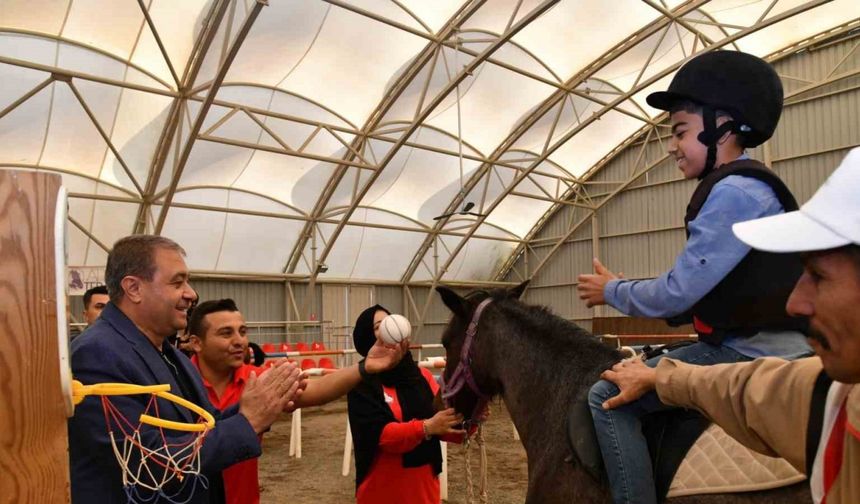 Özel özel ihtiyaç sahibi çocuklara atla terapi