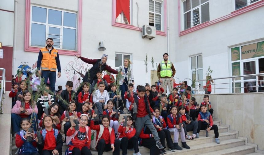 Siirt’te ilkokul öğrencilerine fidan dağıtıldı