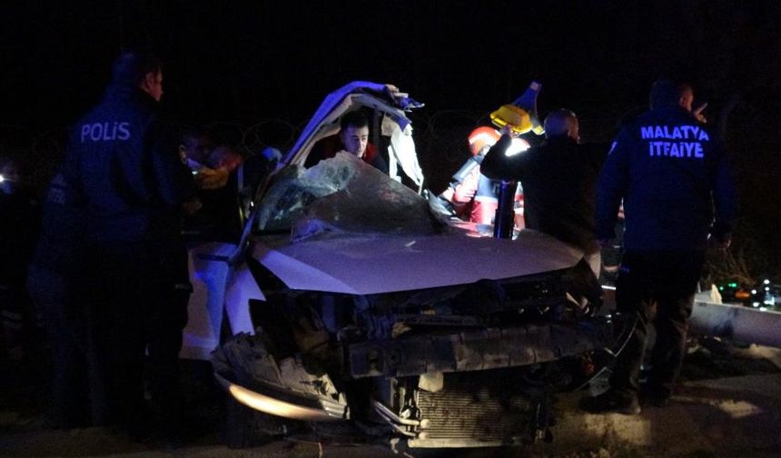 Malatya’da Feci Kaza: Otomobil Trambüs Direğini Devirdi, 1’i Ağır 2 Yaralı