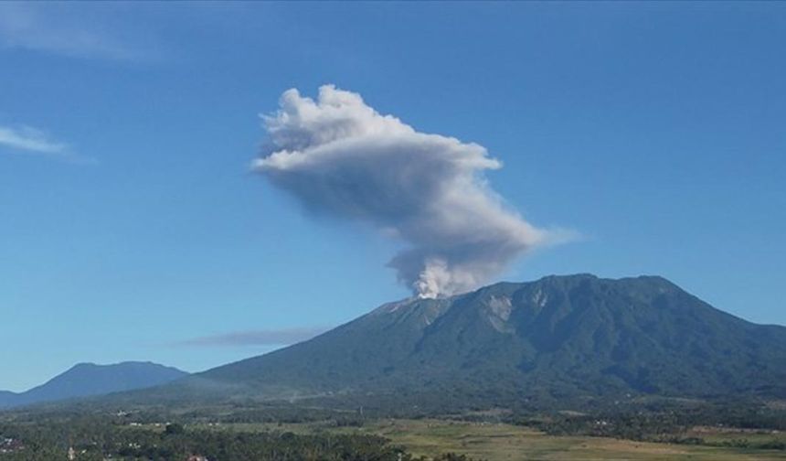 Endonezya'da Bur Ni Telong Yanardağı'nın alarm seviyesi yükseltildi