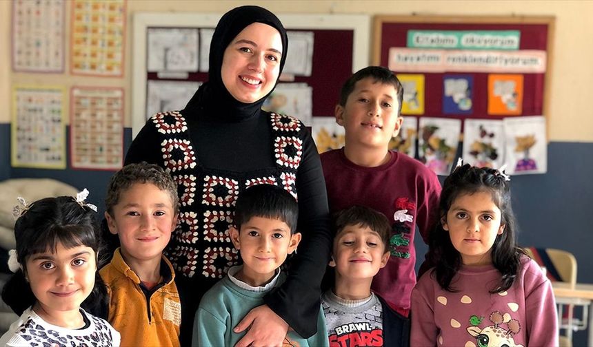 Köy okulunun kadın öğretmeni, sobalı sınıfta 6 öğrencisini geleceğe hazırlıyor