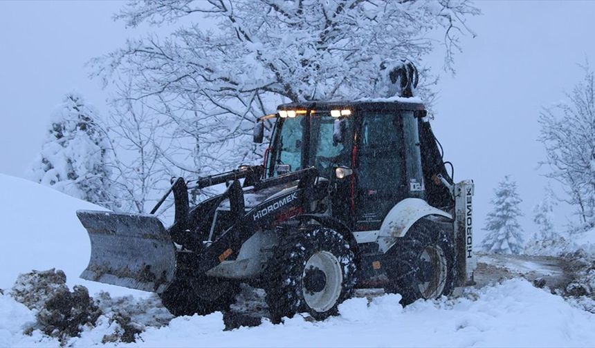 Köy yolları karla mücadele ekiplerinin çalışmasıyla açılıyor