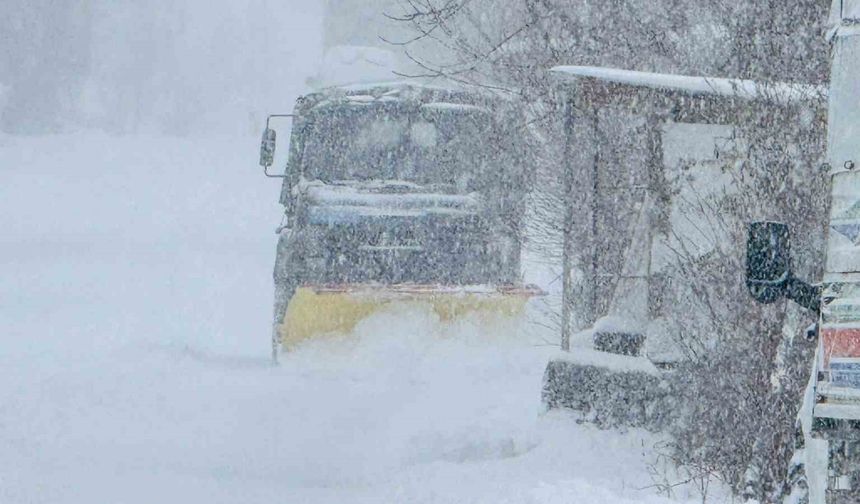 Mehmetçik karla kaplı yolları açtı