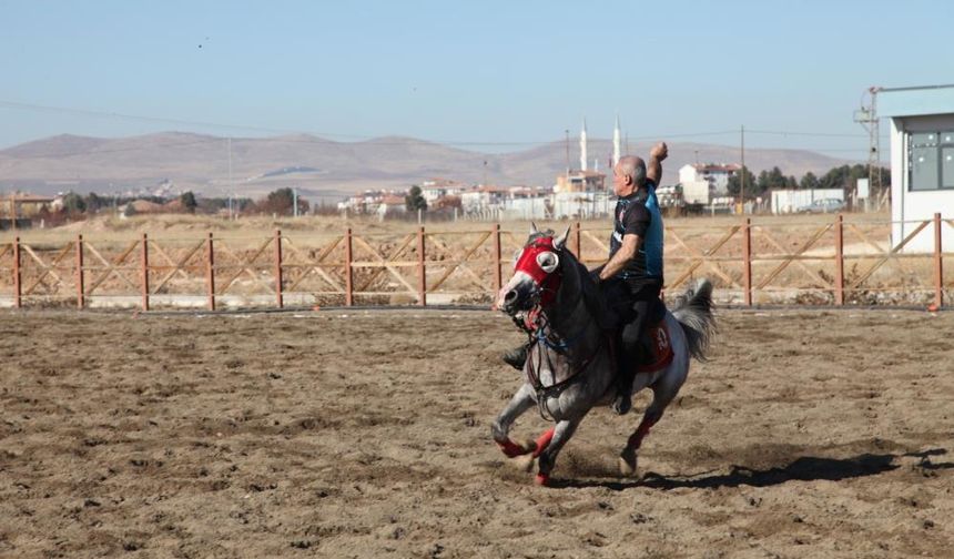 Malatya’nın Yazıhan ilçesinde ata sporu atlı cirit yaşatılıyor