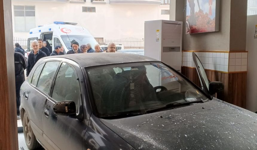 Malatya'da Otomobili ile Dönerci Salonuna Daldı