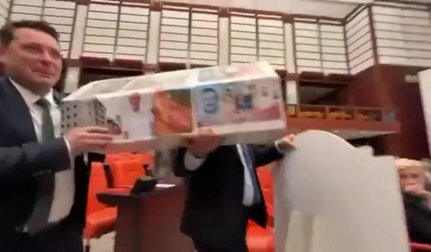 Malatyalı Vekilden Maket Tabutlu Protesto