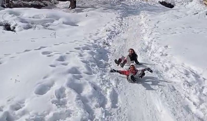 Malatya'da çocuklar karın keyfini tepsi ve bidonlarla çıkardı