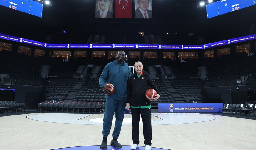 Cumhurbaşkanı Erdoğan, eski NBA oyuncusu Shaquille O'Neal ile basketbol oynadı