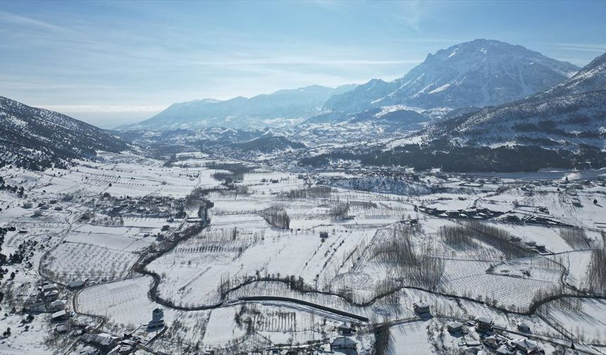 Yeşilgöz Gölü'nde kış manzarası havadan görüntülendi