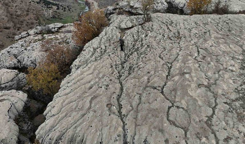 20 bin yılda aşınan taşın üzerinde su kollarının minyatürü ortaya çıktı