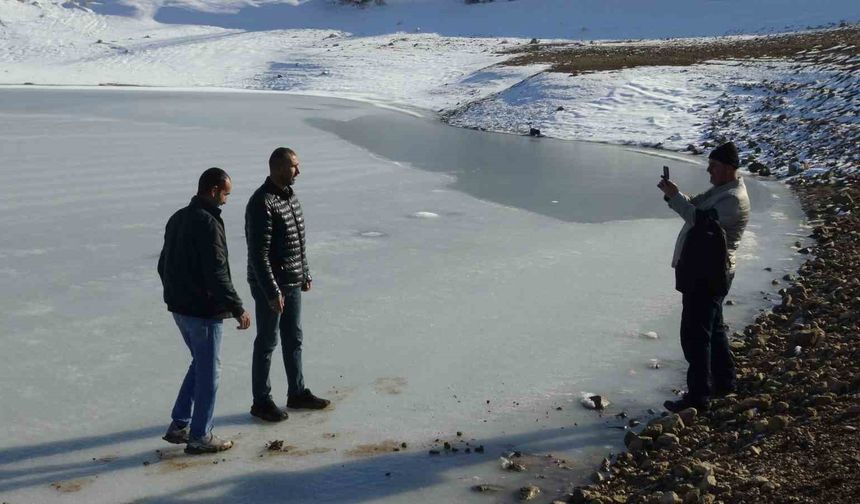 Batman'da donan göletin üstünde fotoğraf çektiler