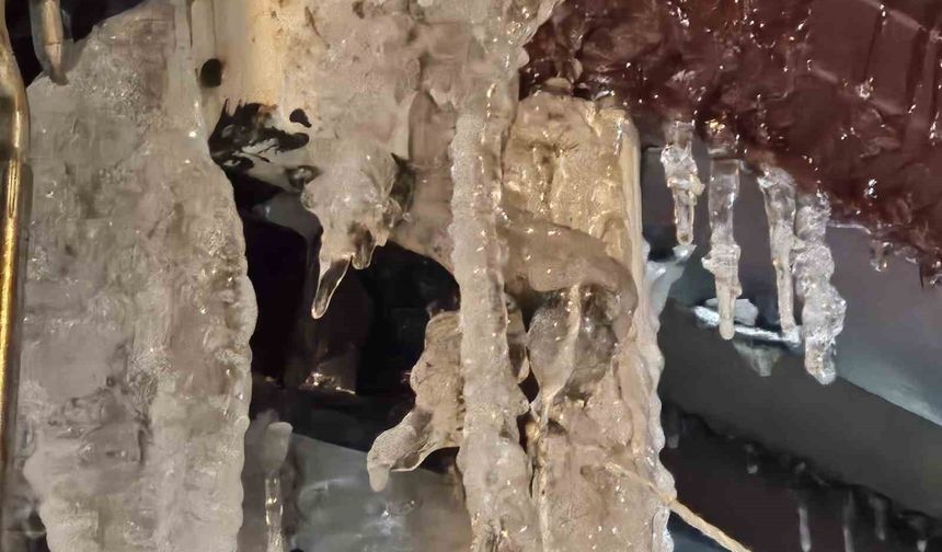 Elazığ'da metrelerce buz sarkıtı oluştu