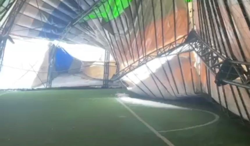 Mardin'nde yoğun kar nedeniyle kapalı halı sahanın çatısı çöktü