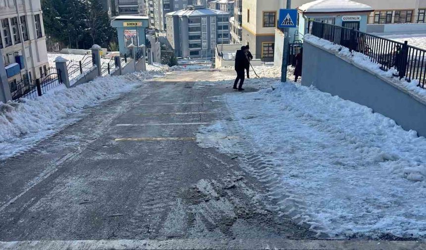 Şahinbey Belediyesi okul etraflarını ve yollarını temizledi