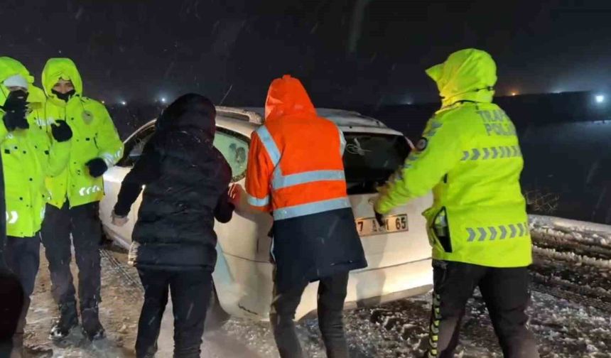 Yolda kalanların yardımına polis ve jandarma yetişti