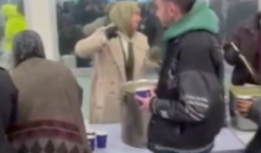 Sivas'ta yoğun kar hayatı felç etti: Yolculara sıcak çorba ikram edildi