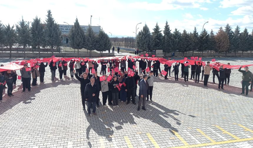 Dilek Mahallesi’nde Bayrak Korteji Yürüyüşü Yoğun İlgi Gördü