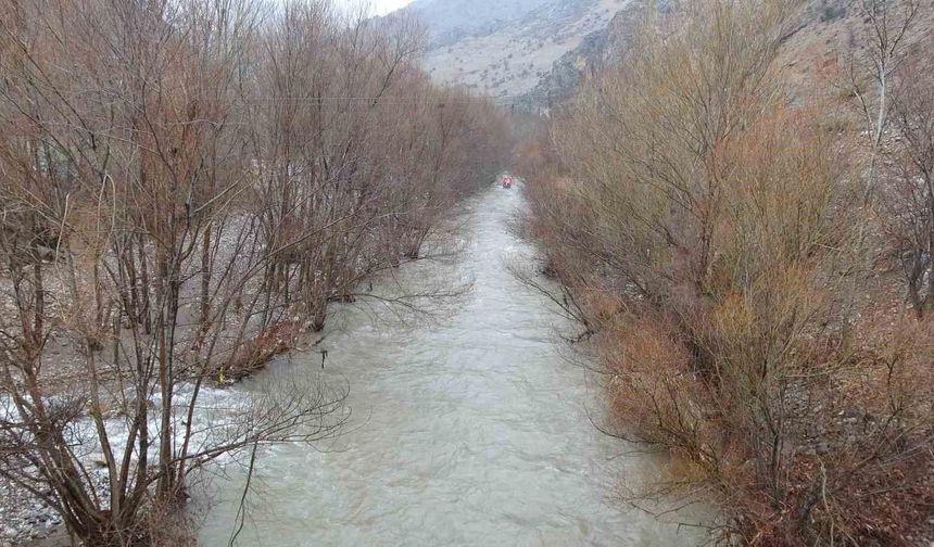 Arapgir'de Sağanak ve Kar Yağışı Kozluk Çayı'nı Taşırdı: Çiftçinin Yüzü Güldü
