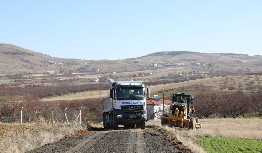 Battalgazi Yenice'de Yol Mesaisi: Ulaşım Sil Baştan Yenileniyor!