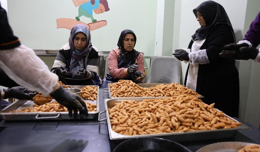 Elazığ'da Gönüllüler el ele verdi her gün 250 ihtiyaç sahibine iftar hazırlıyor
