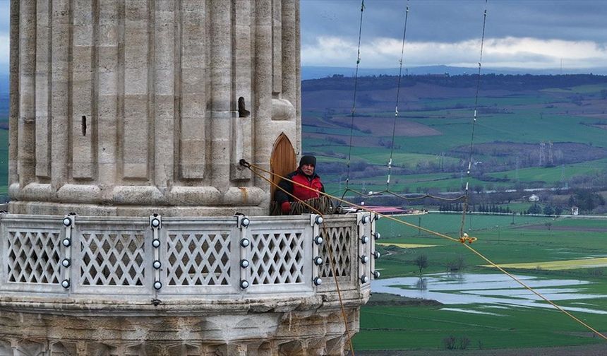 450 Yıllık Osmanlı Geleneği Gökyüzünde Yaşıyor: Mahyalar Ramazan’a Işık Oluyor