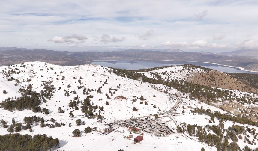 Beyaz örtü içinde Salda Gölü manzaralı kayak keyfi