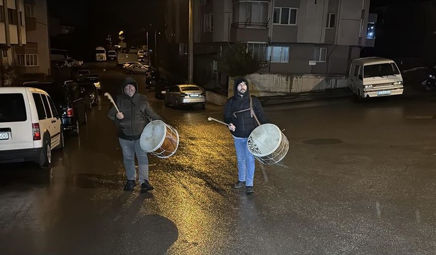 Dede mesleği ramazan davulculuğunu baba oğul yaşatıyor
