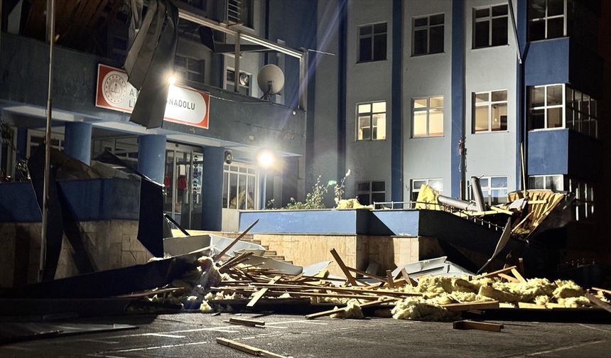Düzce'de kuvvetli rüzgarda çatısı uçan lisede eğitime ara verildi
