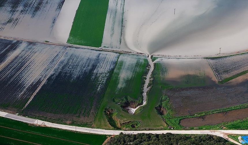 İzmir'de Tarlaları su altında kalan çiftçiler, açtıkları kuyular ve düdenlerle suyu yer altına aktarıyor