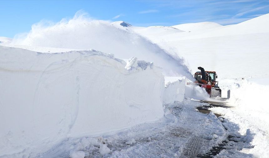 Kar Duvarları 5 Metreyi Buldu: Ekipler 10 Gündür Gece Gündüz Sahada