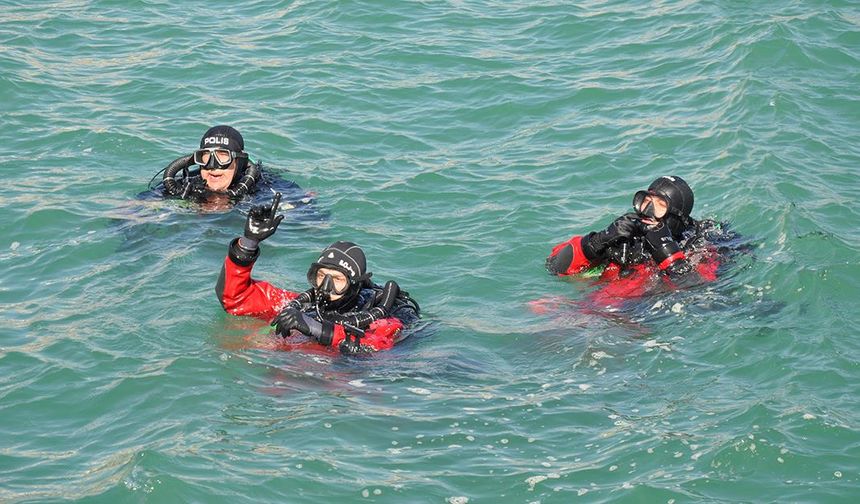 Sudaki delil avcıları Akdeniz'de zorlu eğitimden geçti