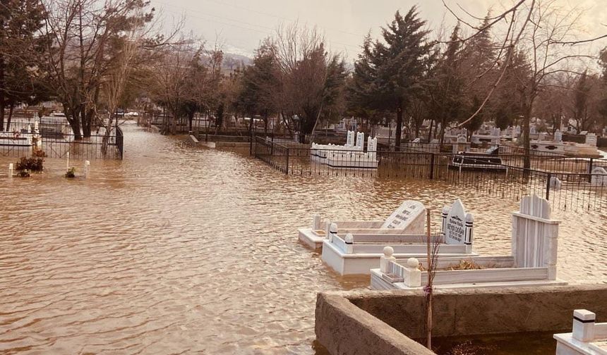 Adıyaman'da Mezarlık sular altında kaldı