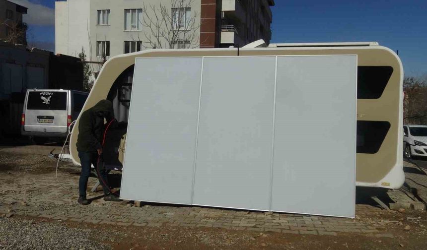 Batman'da Güneş panellerinde devrim: Gündüz enerji, gece reklam paneli