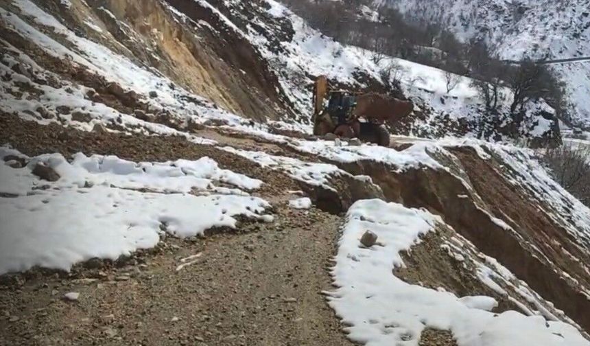 Diyarbakır'da Çüngüş'te heyelan sonucu kapanan yol ulaşıma açıldı