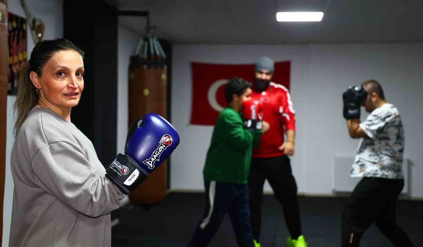 Elazığ'da 47 yaşındaki hemşire anne çocuklarıyla birlikte eldiven giyip ringe çıktı