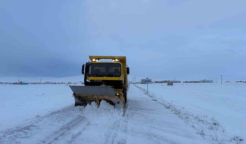 Kayseri'de yoğun kar nedeniyle kapanan 195 mahalle yolu ulaşıma açıldı
