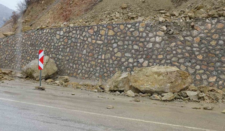 Malatya’da Heyelan Paniği: Dev Kayalar Trafiği Aksattı