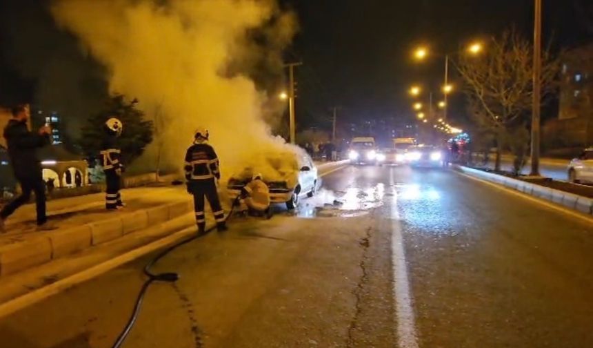 Mardin'de seyir halindeki otomobil alevlere teslim oldu