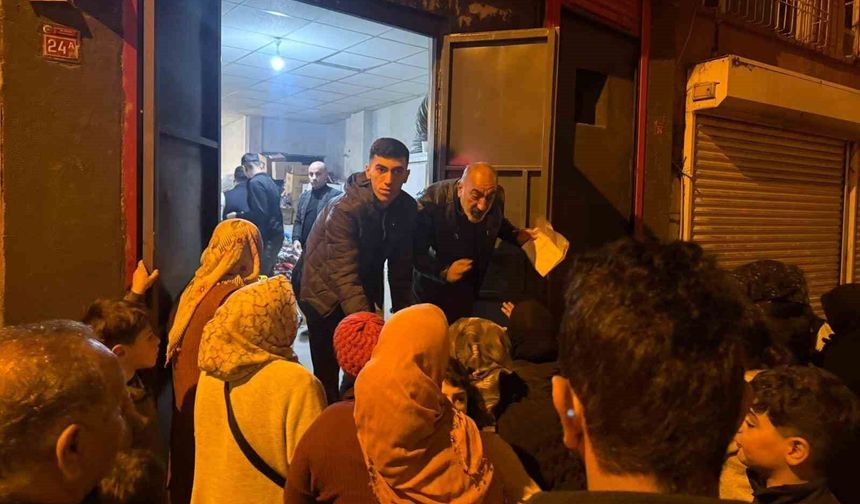 Ramazan ayı öncesi hayırseverler destek verdi, muhtar dağıttı
