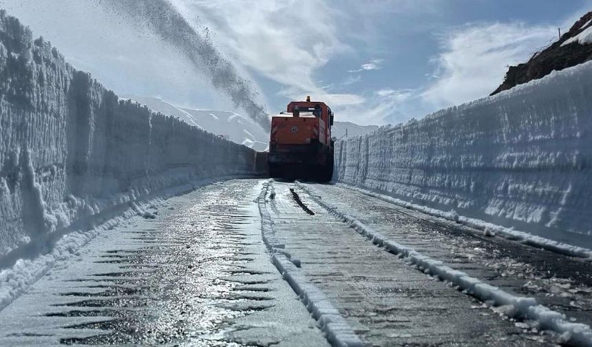 Şırnak'ta 70 gündür kapalı olan belde yolunun açılması için çalışmalar başlatıldı