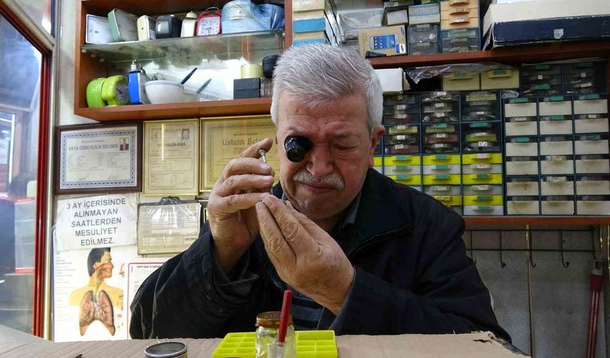 Üç metrekarelik dükkanda 60 yıldır zamana ince ayar veriyor