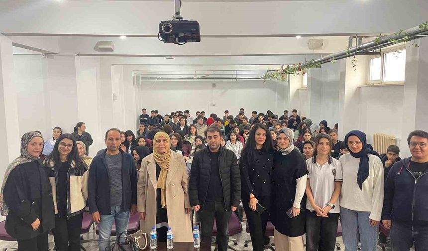 Yazar Naşide Can, Diyarbakır Çermik Fen Lisesinde konferans verdi
