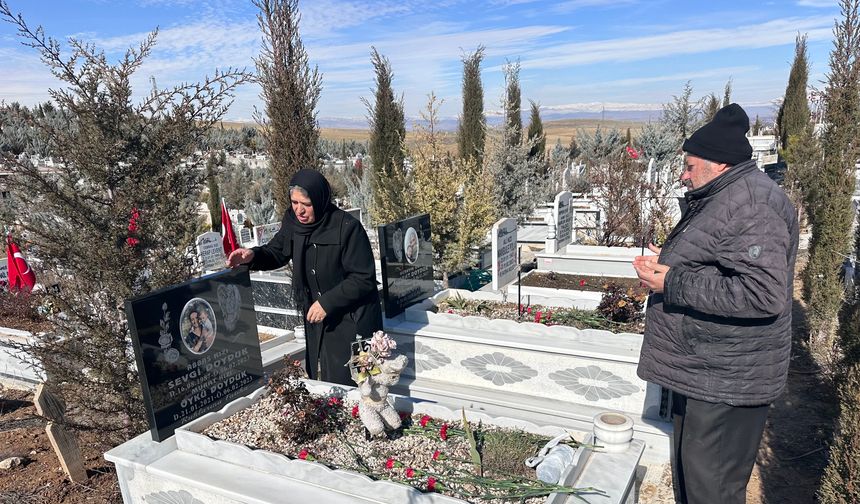 Anne Kızına, Baba Oğluna Sarılı Defnedildi: 6 Şubat’ın Acısı Malatya’da Dinmiyor